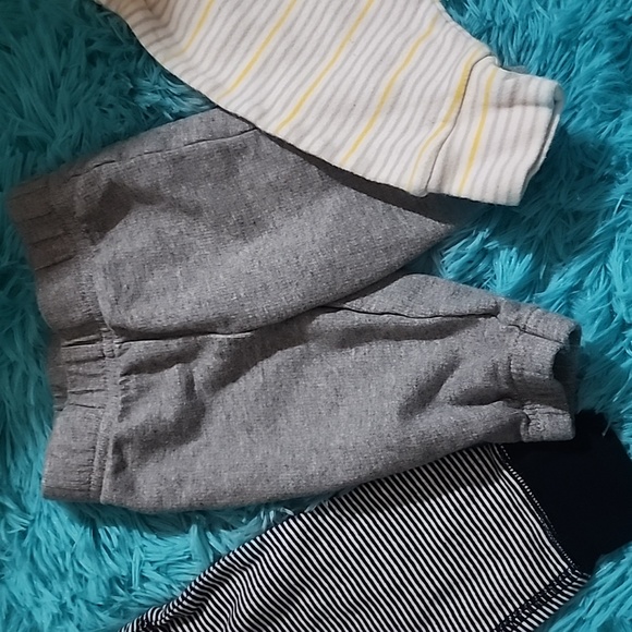 3 pairs of 0-3m gender neutral boy pants - Picture 3 of 8